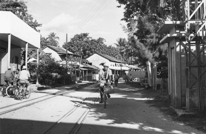 Vaitepaua, Makatea city, en 1962. Photo Molet
