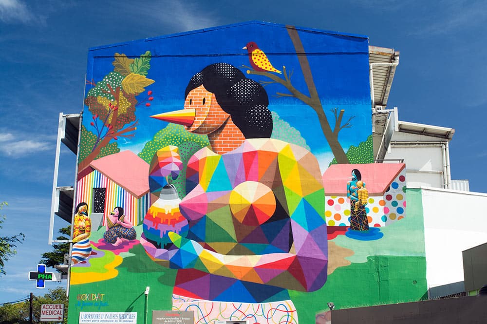 Street Art, la femme au fruit par Okuda, à Paofai Papeete