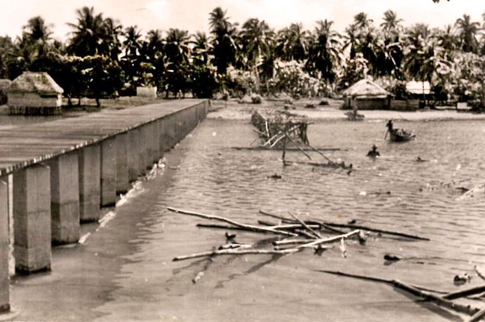 La construction du premier pont en 1955. Coll Aimée Tauira Venzac