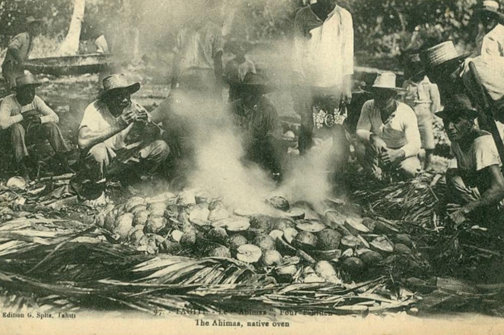 Ahi'maa, four Tahitien vers 1920. Photo G. Spitz