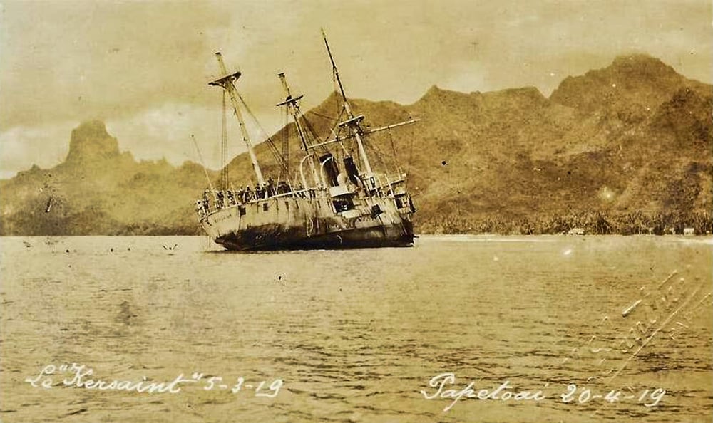 L'échouement de l'aviso Kersaint sur les récifs d'Opunohu le 5 Mars 1919. Photo Lucien Gauthier.