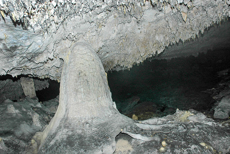 Stalagmite de la princesse, dans la grotte Vairoa de Makatea