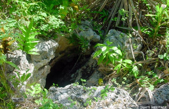 Grotte Eaua des Mokorea, à Tematahoa, Anaa. © Tahiti Heritage